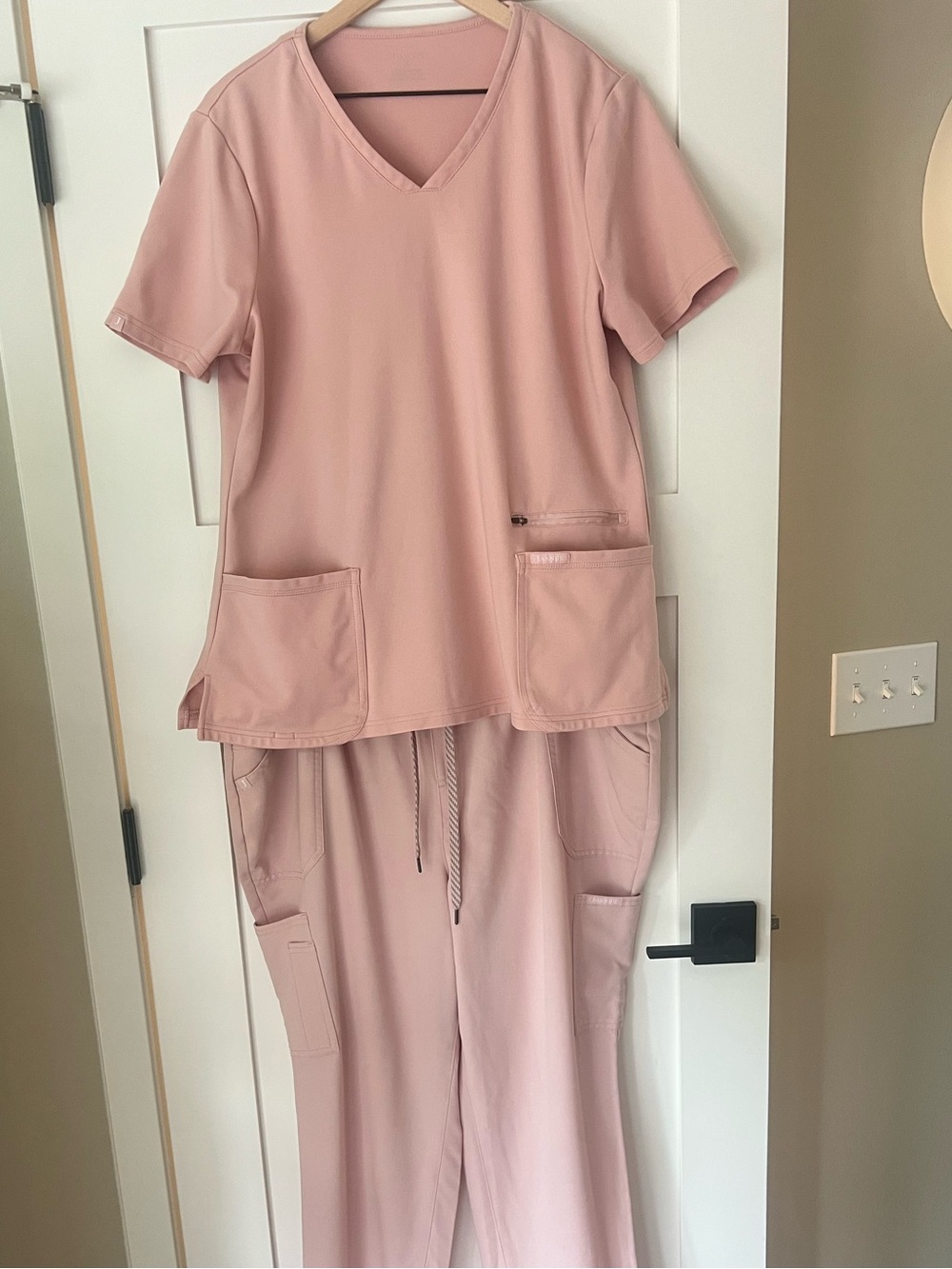 Jaanuu Blush Pink Scrub Set 1XL Stretch Zip Pocket Jogger Pants Medical